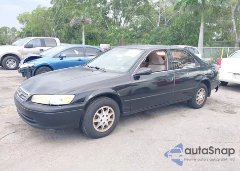 1999 Toyota Camry Le z USA, uszkodzony, nr VIN 4T1BG28KXXU561908